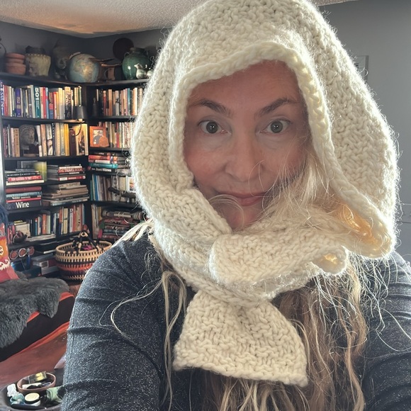 Soft cream color, handmade snood. I bought this in Vilnius Lithuania at a market - Picture 2 of 14